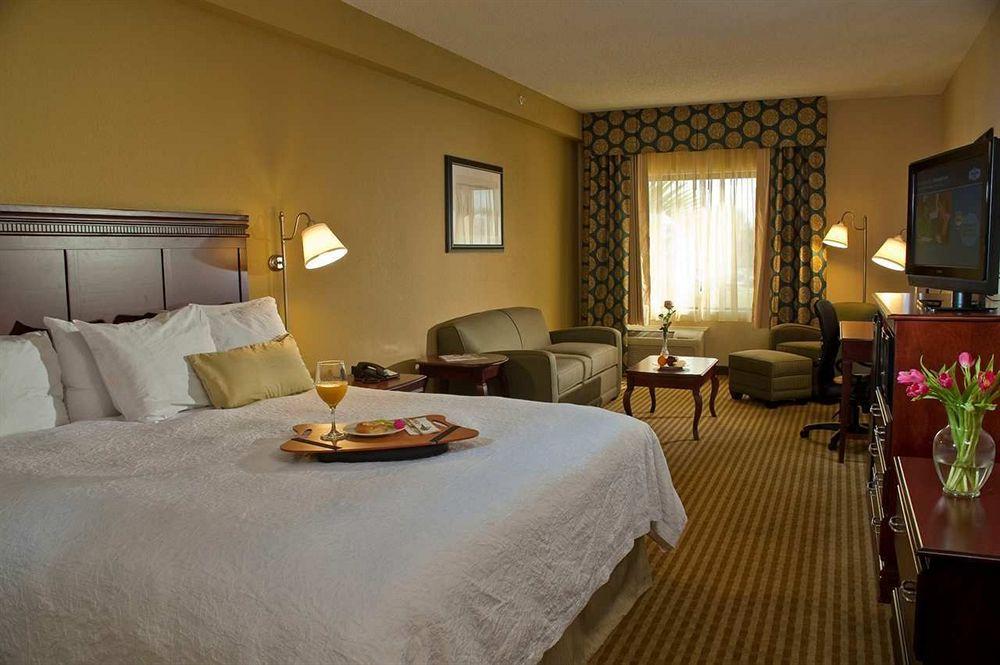 Hampton Inn Palm Beach Gardens Exterior photo