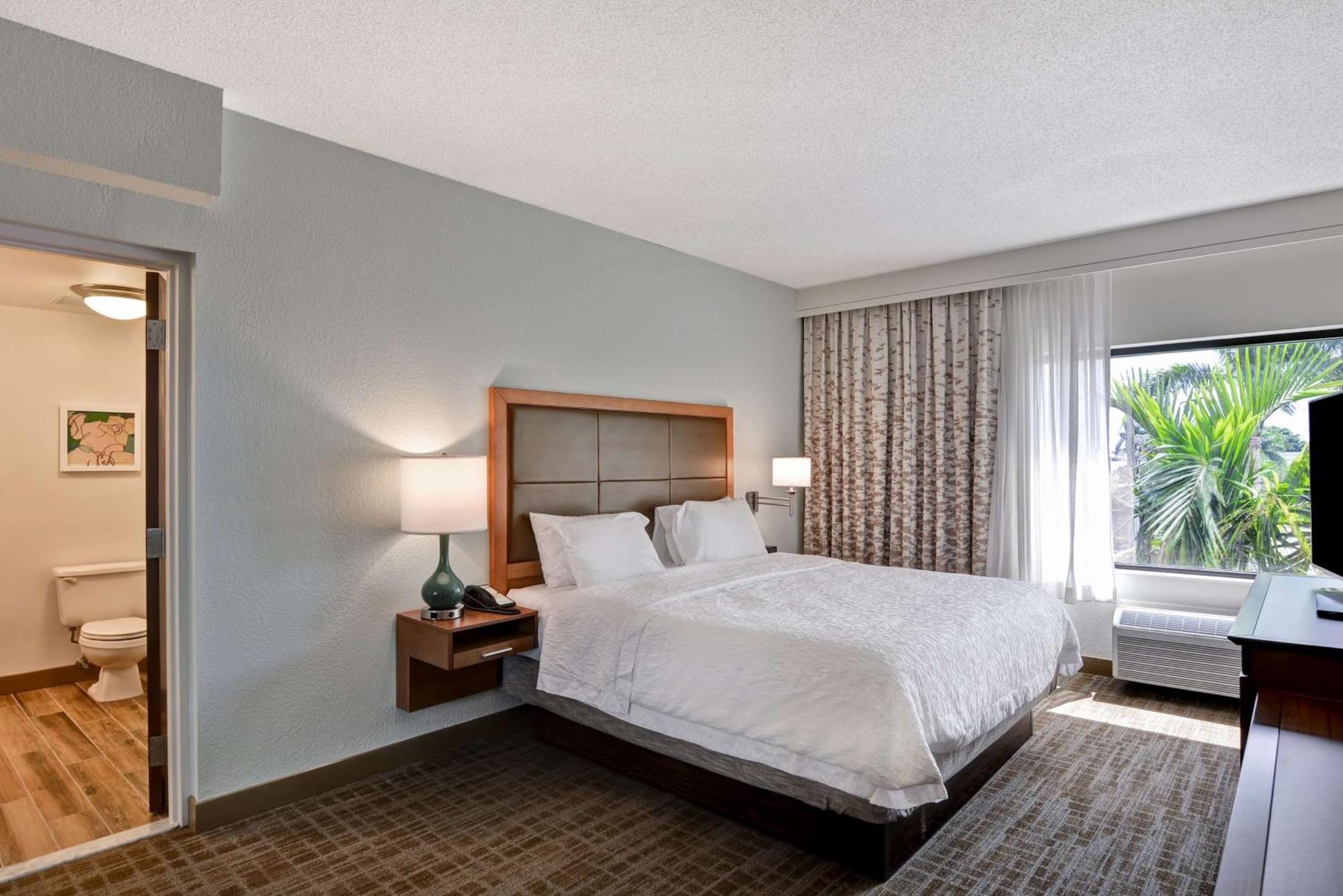 Hampton Inn Palm Beach Gardens Exterior photo