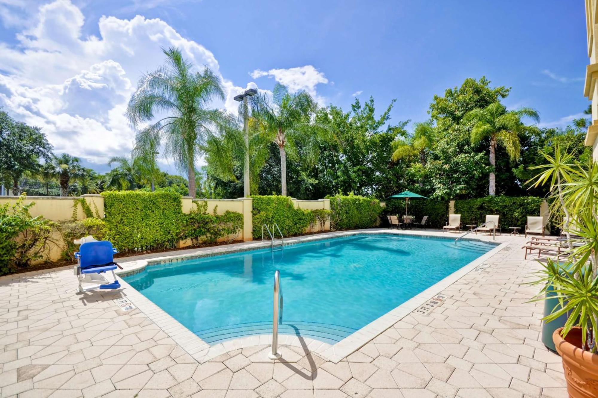 Hampton Inn Palm Beach Gardens Exterior photo