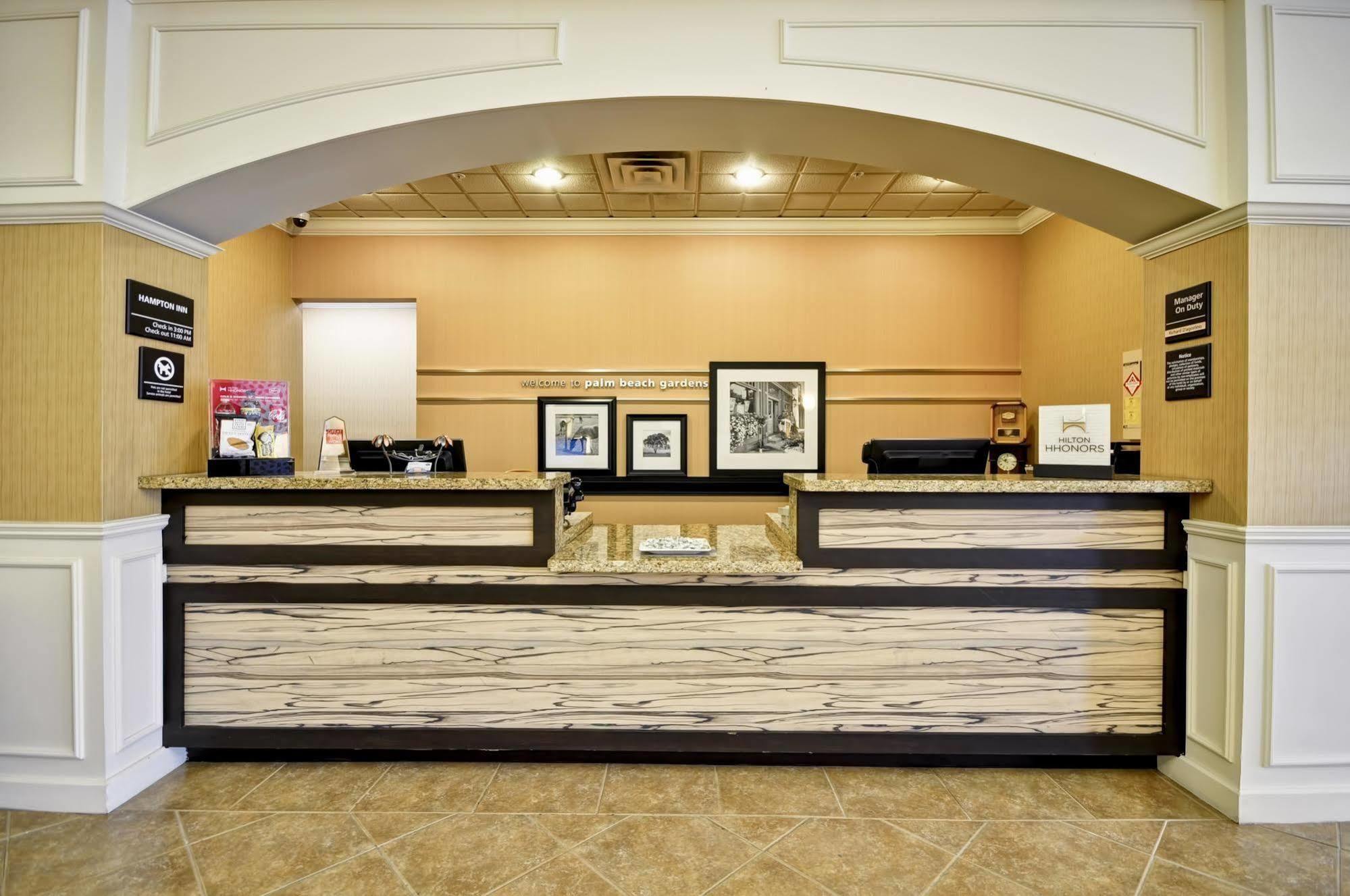 Hampton Inn Palm Beach Gardens Exterior photo